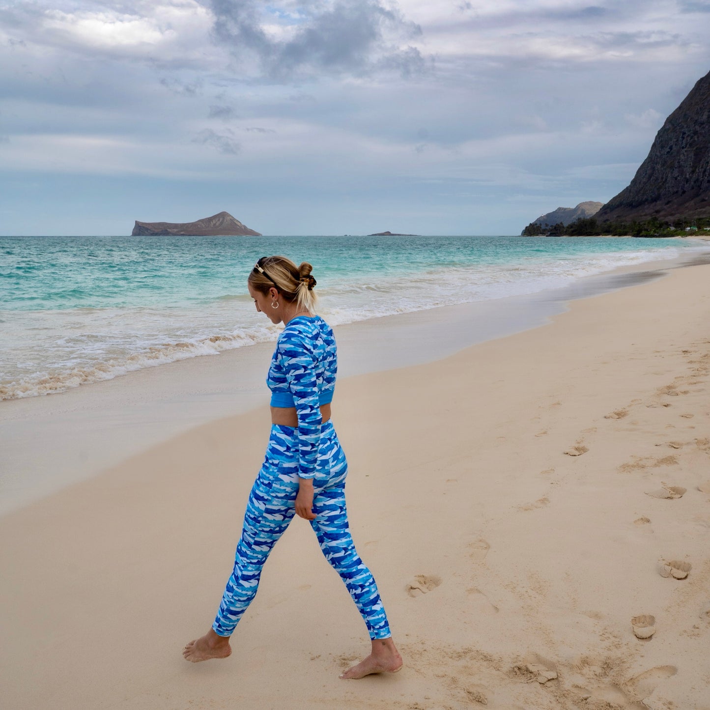 Jamie wearing the sour gummy whale shark leggings on the beach 